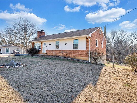 3rd image of 303 Farmer Ln