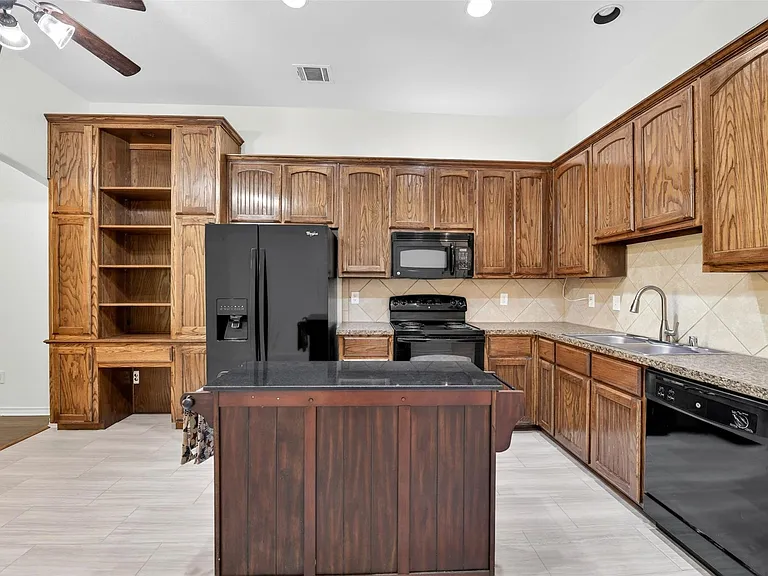 2153 Colby Ln — Photo 17