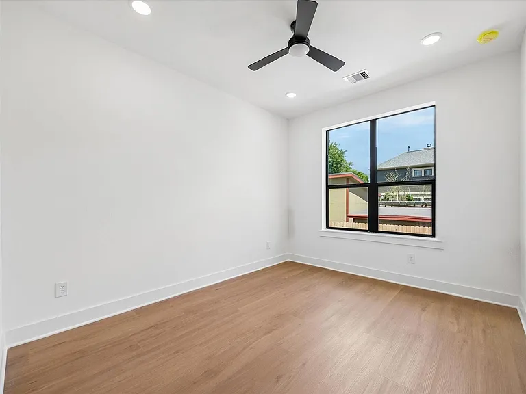 1325 W 22nd St — Photo 17
