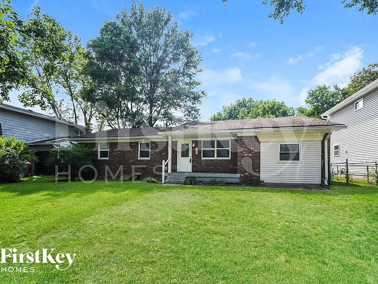 1240 N Ridgeview Dr — Photo 2
