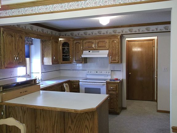 Breakfast bar, pantry