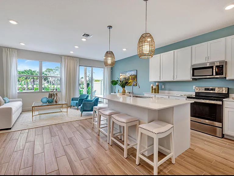 608 NE Waters Edge Ln #2202 — Photo 4