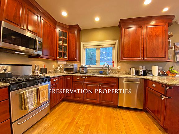 4th image of 375 Lowell Ave