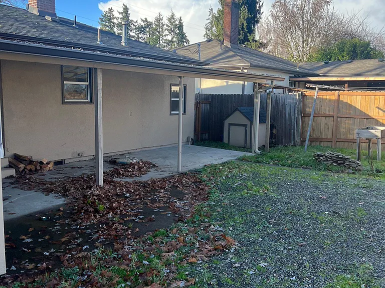 674 Illinois Ave NE — Photo 21