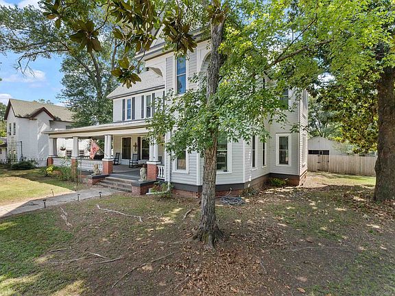 5th image of 900 E Fannin St