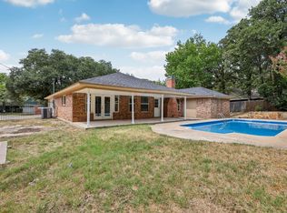 1033 Oak Ridge Dr, Azle, TX 76020