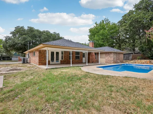 1033 Oak Ridge Dr, Azle, TX 76020