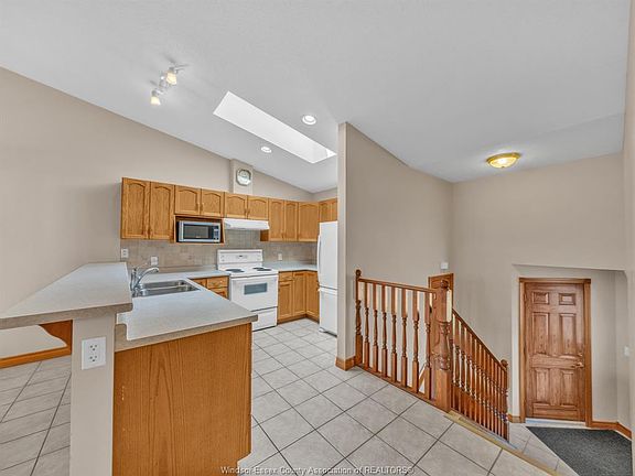 5th image of 89 Peter Ave