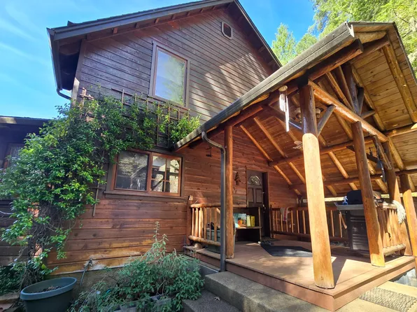 1449 Queen Of Bronze Rd, Cave Junction, OR 97523