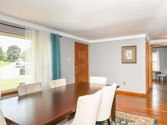 4th image of 9533 Eucalyptus Dr