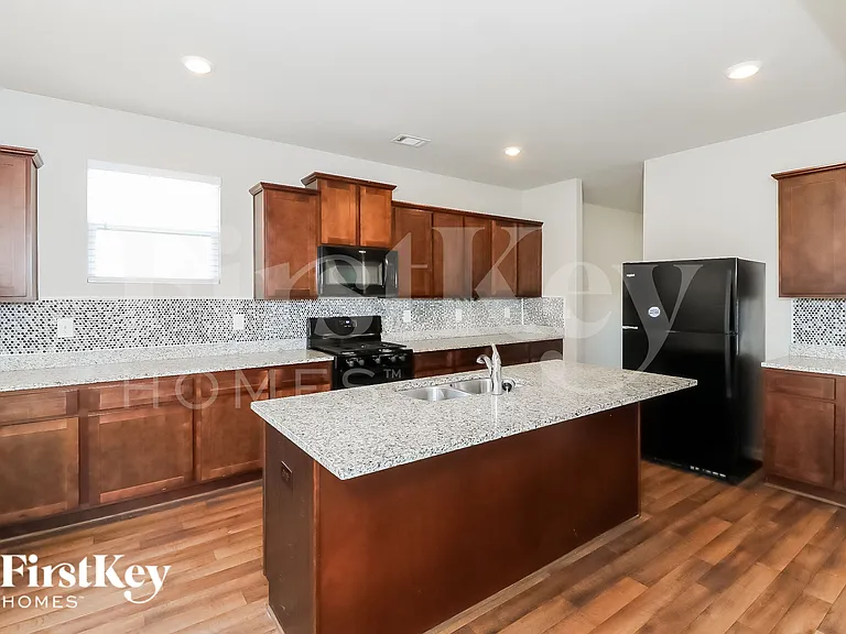 144 Scotland Dr — Photo 9