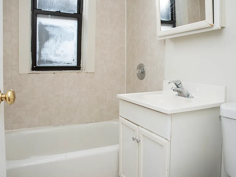 837 W Cornelia Ave #2N — Photo 2