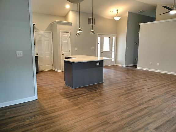 3rd image of 105 Paris Dr