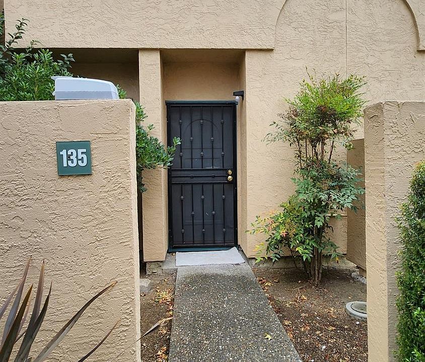 1st image of 135 Nantucket Ln