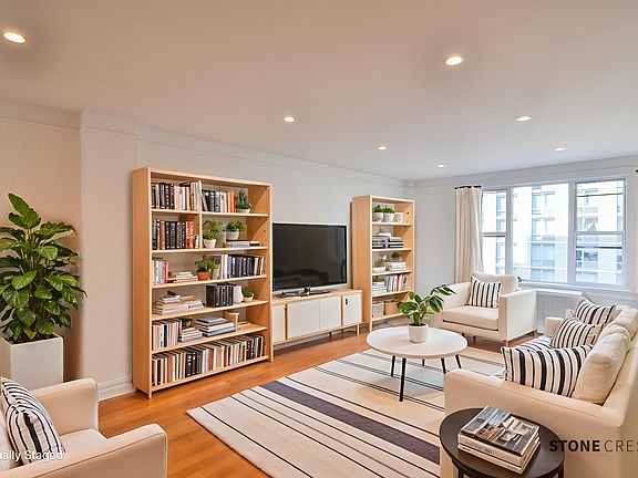3rd image of 412 Cathedral Pkwy #2