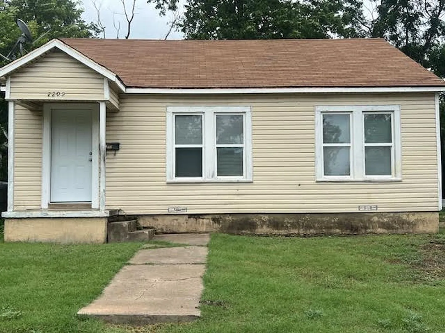 2209 Homan Ave — Photo 1