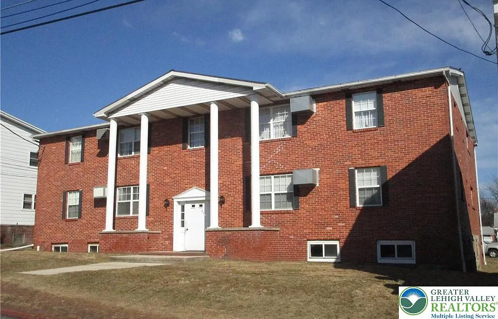 2 bed, 1.0 bath, 1000 sqft, $1,100 — Photo 1