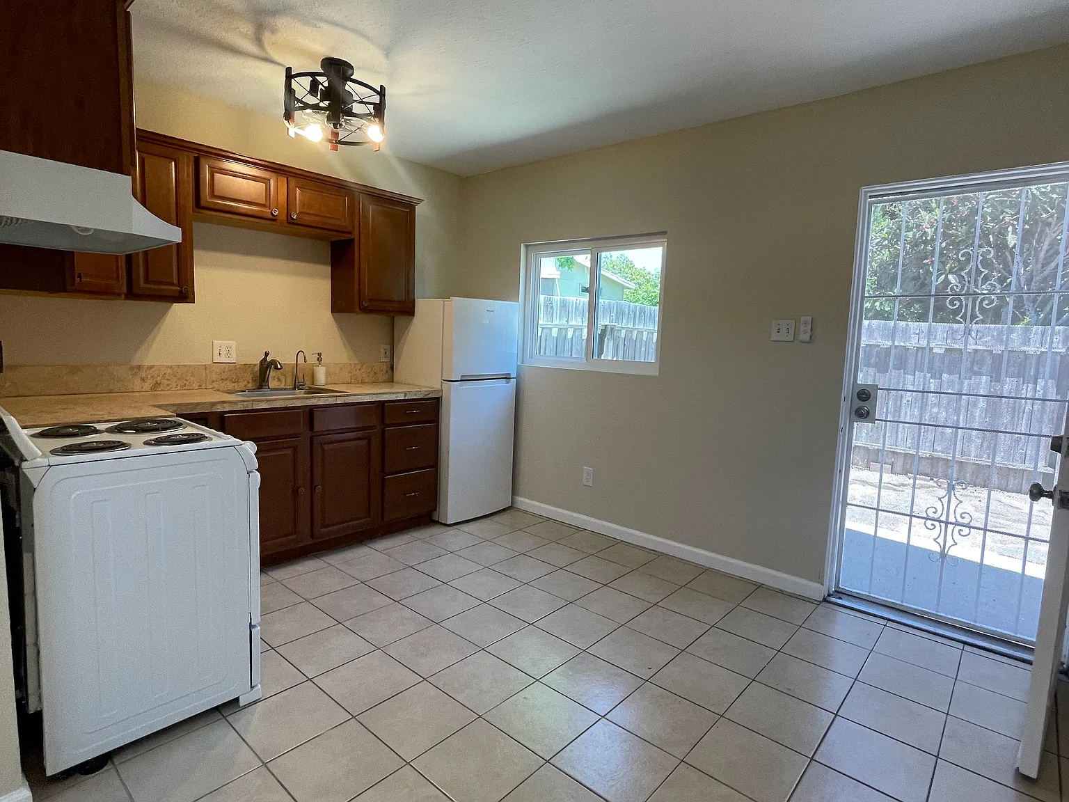 143 N Drexel Ave — Photo 3