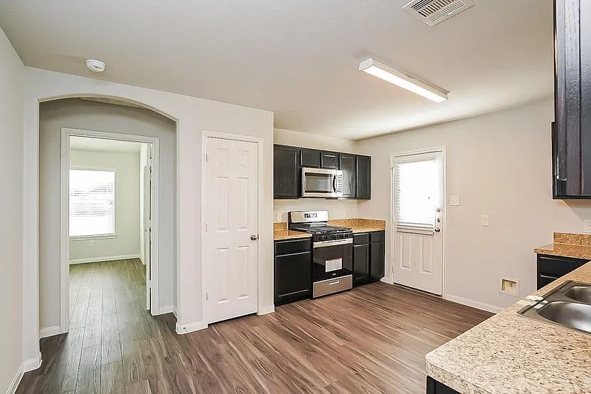 3 bed, 2.0 bath, 1407 sqft, $1,835 — Photo 4
