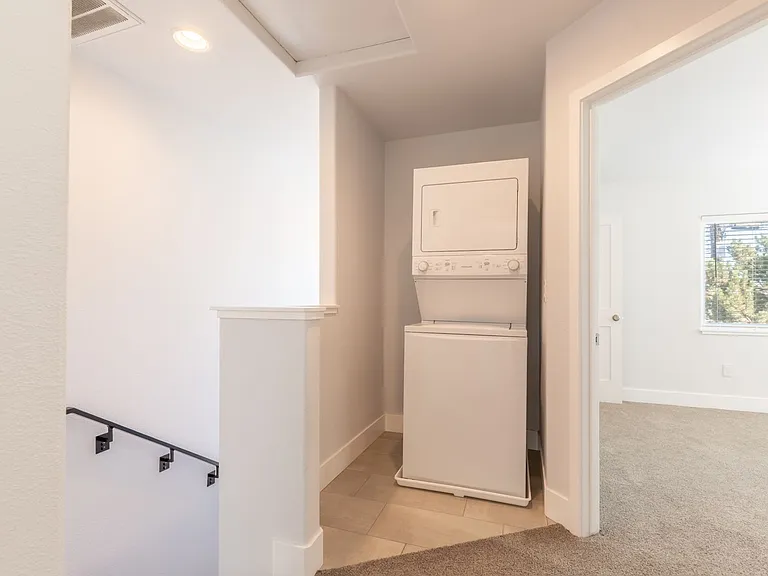 1056 Watt St — Photo 32