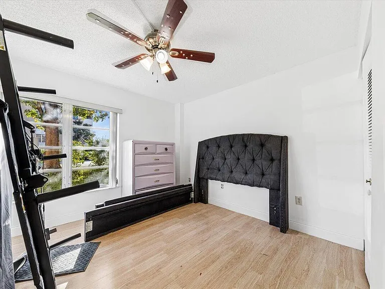 4156 Inverrary Dr — Photo 12