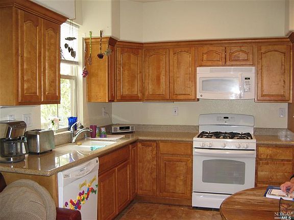 3rd image of 190 Healdsburg Ave Unit B
