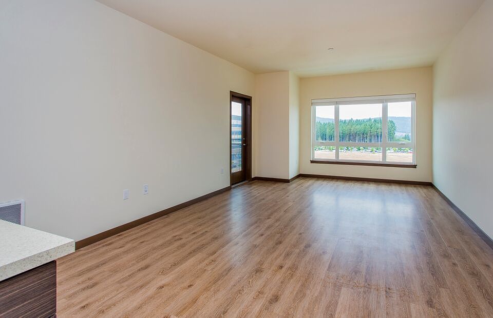 1st image of 736 8th Ave NE Unit 103