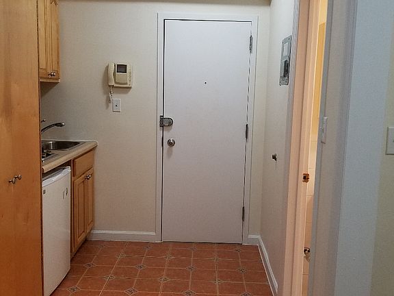 4th image of 321 W 30th St APT D5