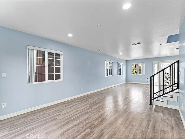 435 Cerritos Ave — Photo 8