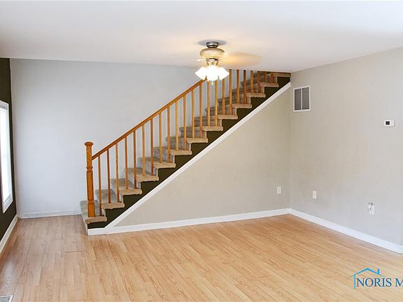 5th image of 218 Forrest Ave