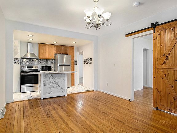 2nd image of 310 E Victoria St