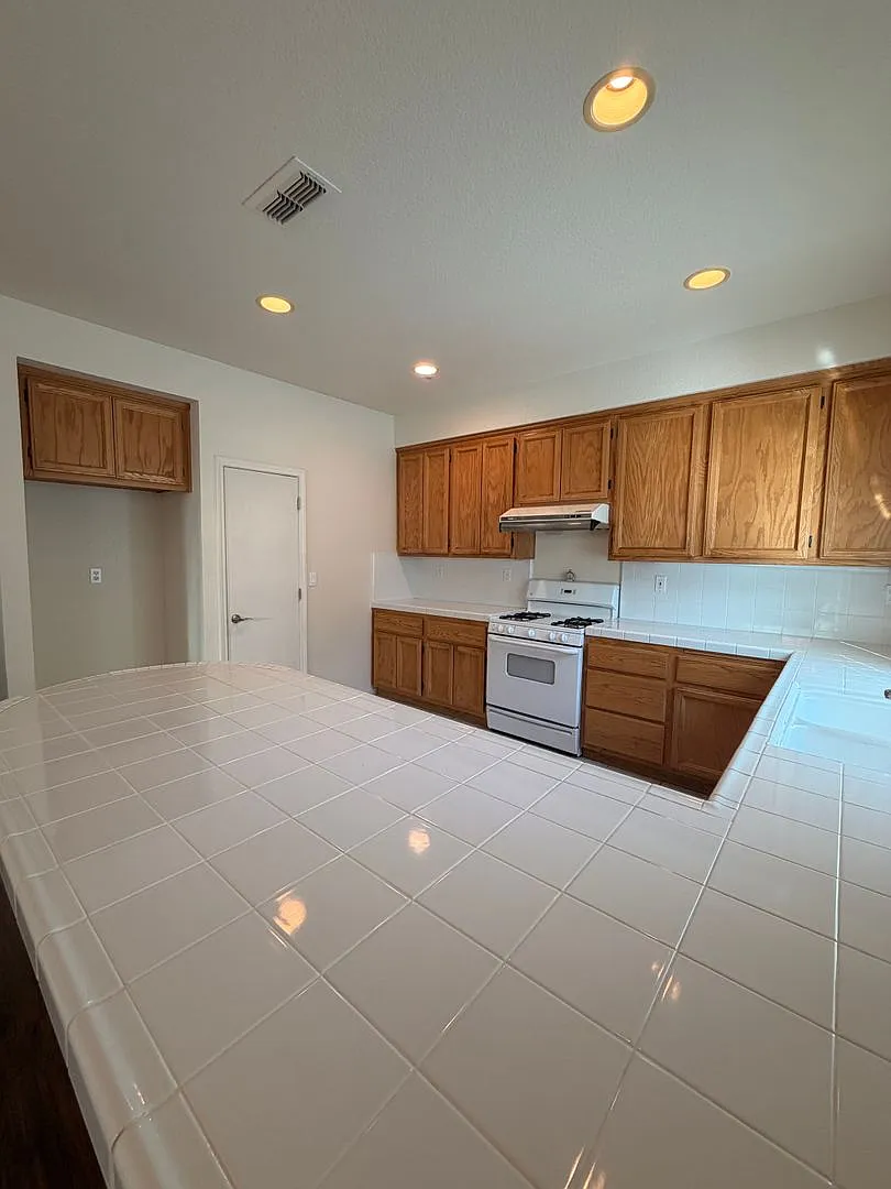 4 Bedroom 2.5 Bathroom Home in Folsom's Natoma Station — Photo 4