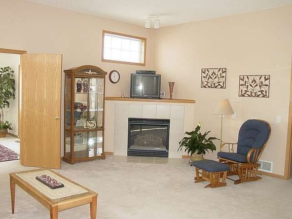 Large Living room w/fpl