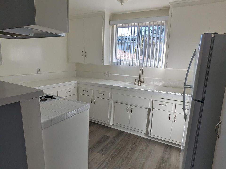 1st image of 1009 E Grand Ave #3