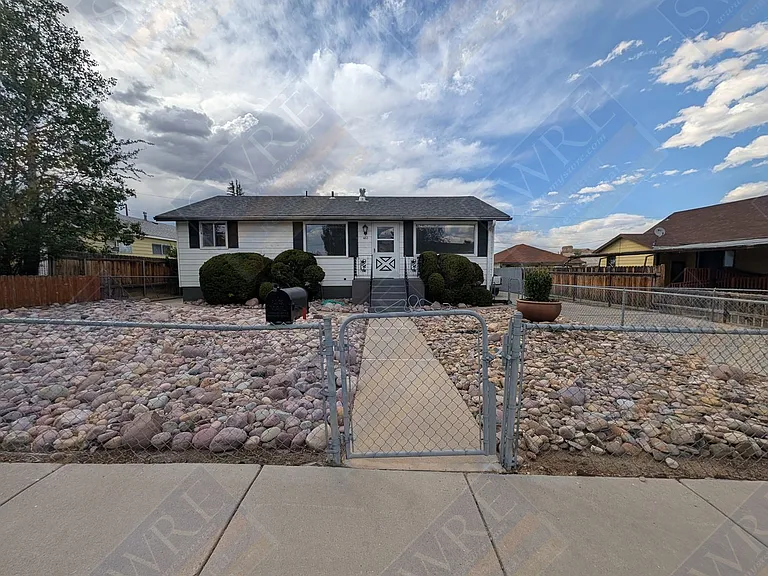460 Jensen St — Photo 1