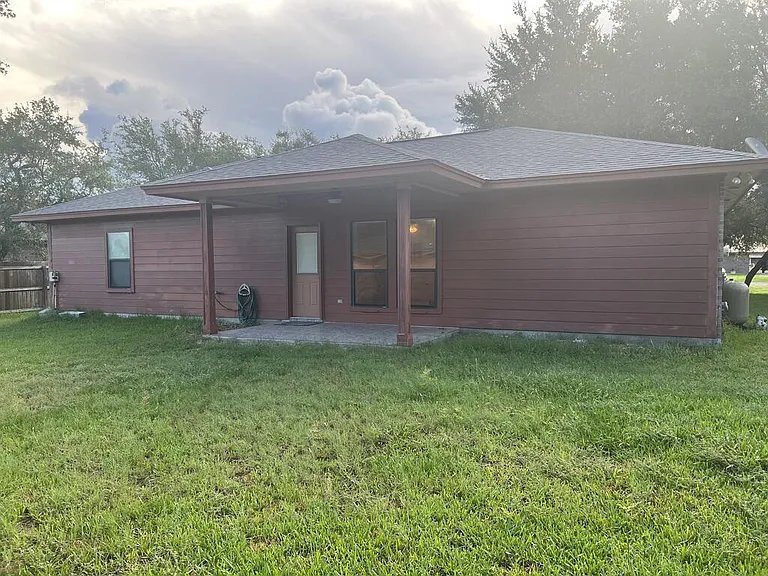 1033 Redwood Ave — Photo 3