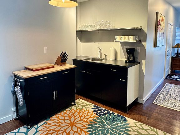 5th image of 104 Ferry St #3