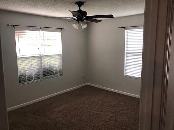 4th image of 26 E Meadow Ln