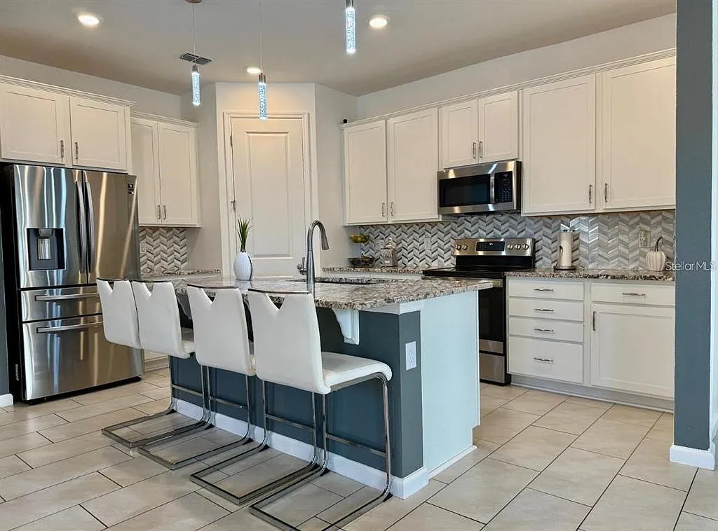 3 bed, 2.0 bath, 1787 sqft, $2,200 — Photo 3