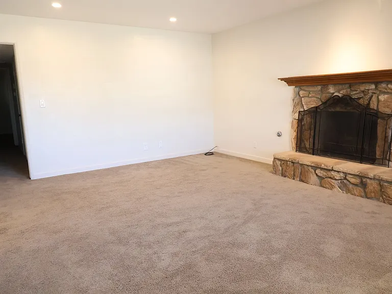 112 Rawhide Ln — Photo 3