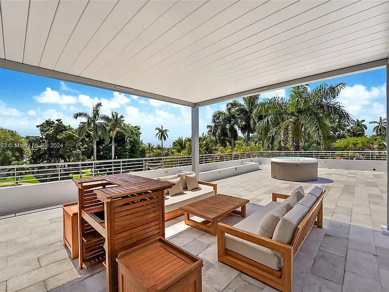 5910 N Bayshore Dr — Photo 32