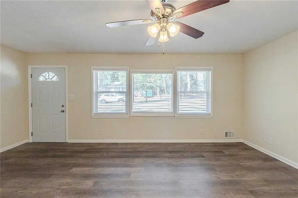 3 bed, 1.0 bath, 960 sqft, $1,850 — Photo 3