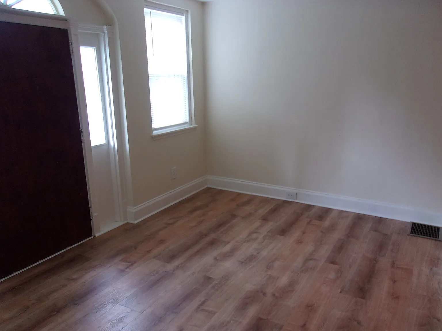 1041 Niagara Rd — Photo 2