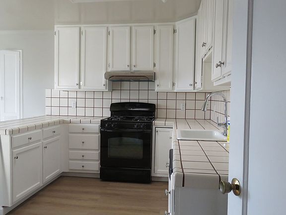 4th image of 487 Monterey Blvd