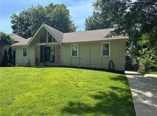 1616 NE Ridgeview Dr, Lees Summit, MO 64086