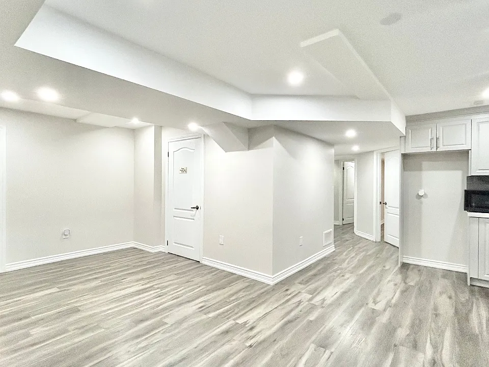 16 Hawtrey Rd #2