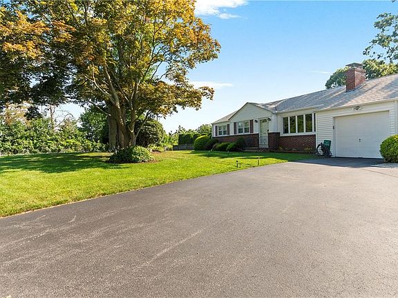 2nd image of 4 Tophill Dr