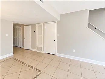 2220 E Victory Dr — Photo 3