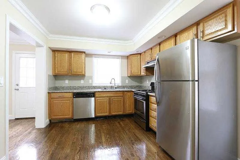 4 bed, 2.5 bath, $4,200 — Photo 3