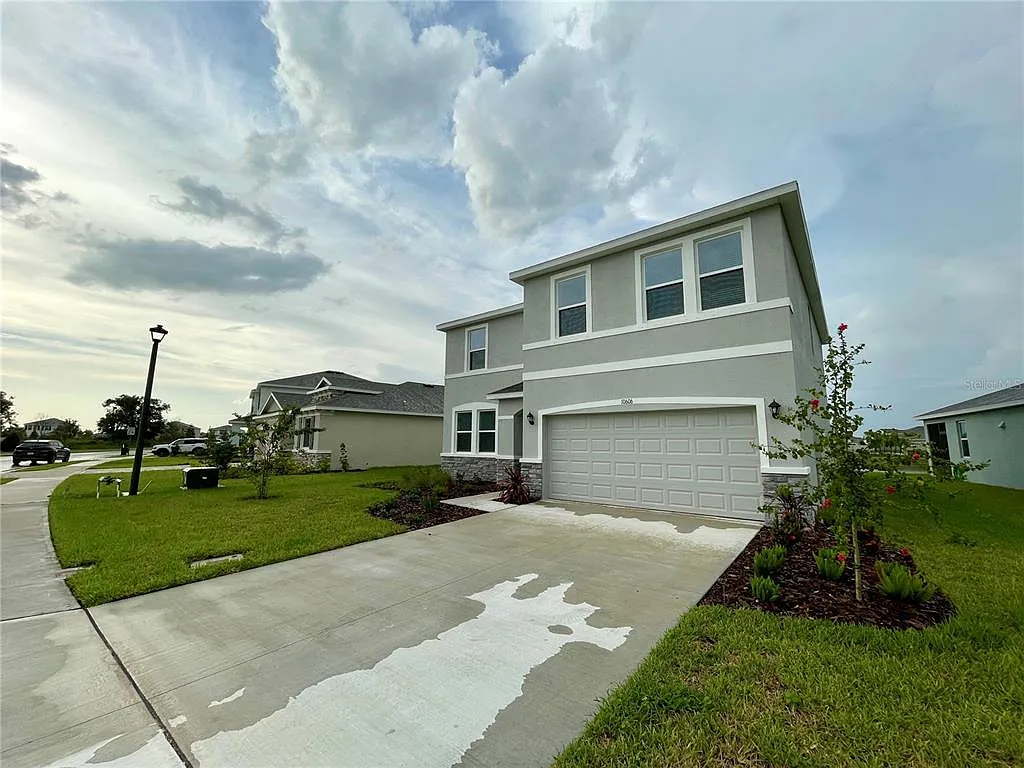 4 bed, 3.0 bath, 2756 sqft, $3,350 — Photo 2